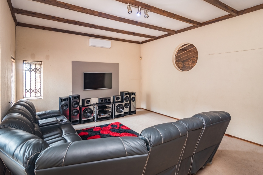 To Let 4 Bedroom Property for Rent in Wilro Park Gauteng