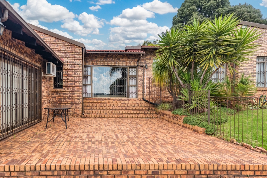To Let 4 Bedroom Property for Rent in Wilro Park Gauteng