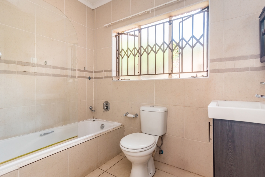 To Let 4 Bedroom Property for Rent in Wilro Park Gauteng