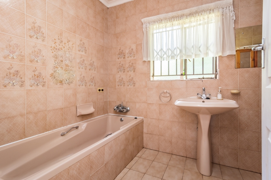 To Let 4 Bedroom Property for Rent in Wilro Park Gauteng