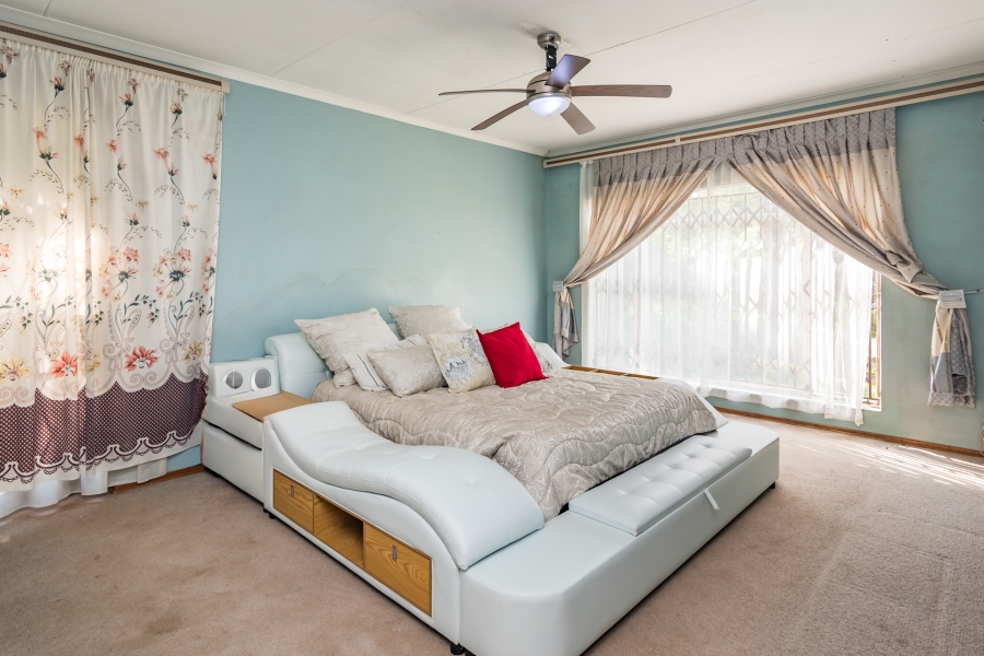 To Let 4 Bedroom Property for Rent in Wilro Park Gauteng