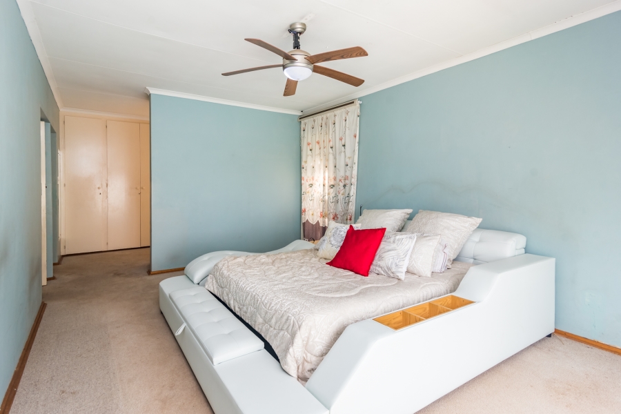 To Let 4 Bedroom Property for Rent in Wilro Park Gauteng