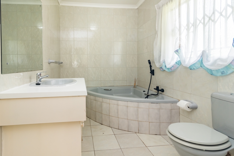 To Let 4 Bedroom Property for Rent in Wilro Park Gauteng