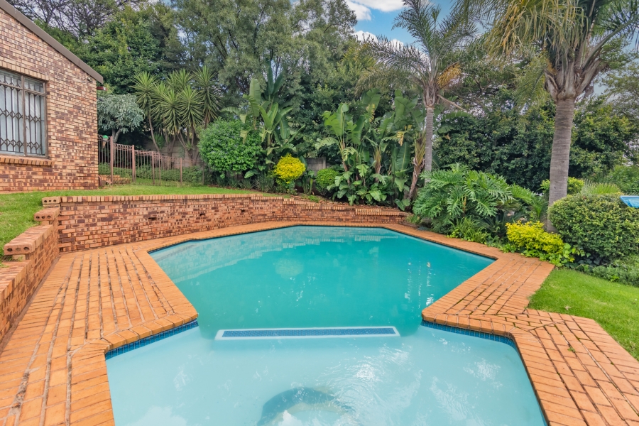 To Let 4 Bedroom Property for Rent in Wilro Park Gauteng