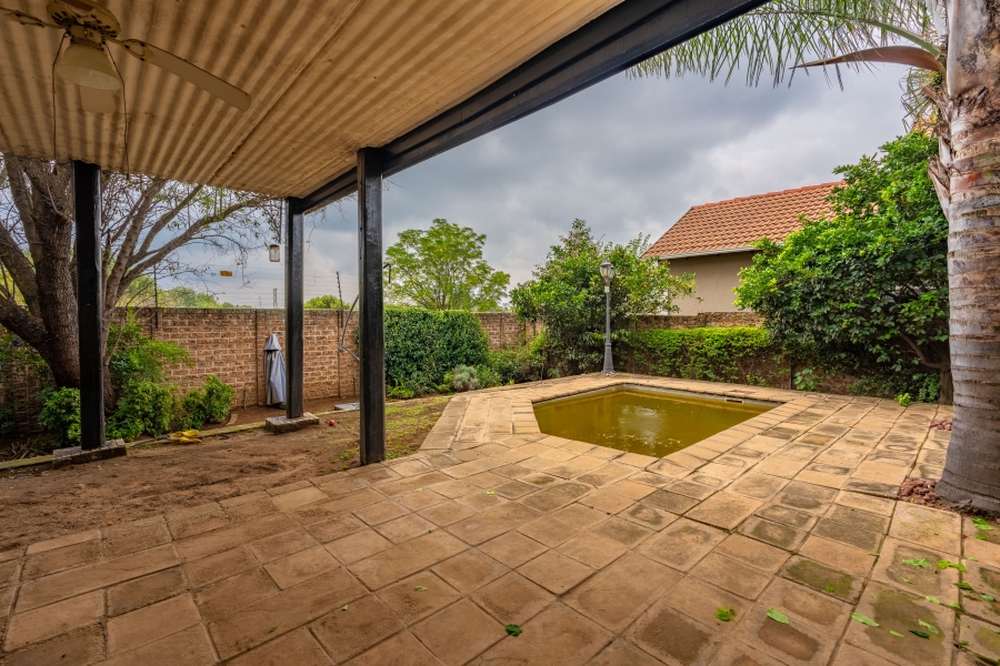 2 Bedroom Property for Sale in Broadacres Gauteng