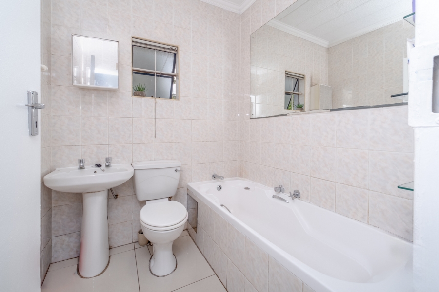 To Let 2 Bedroom Property for Rent in Lonehill Gauteng