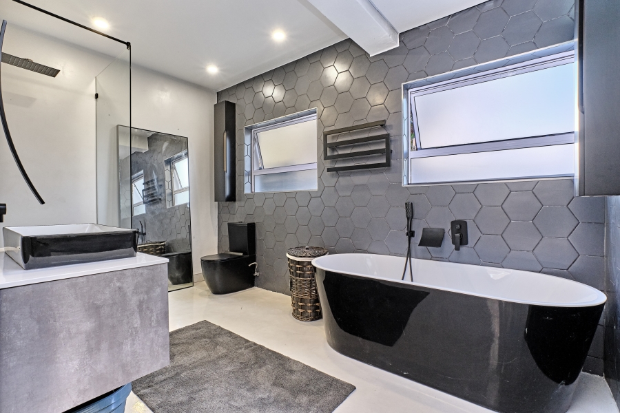 4 Bedroom Property for Sale in Waterfall Country Village Gauteng