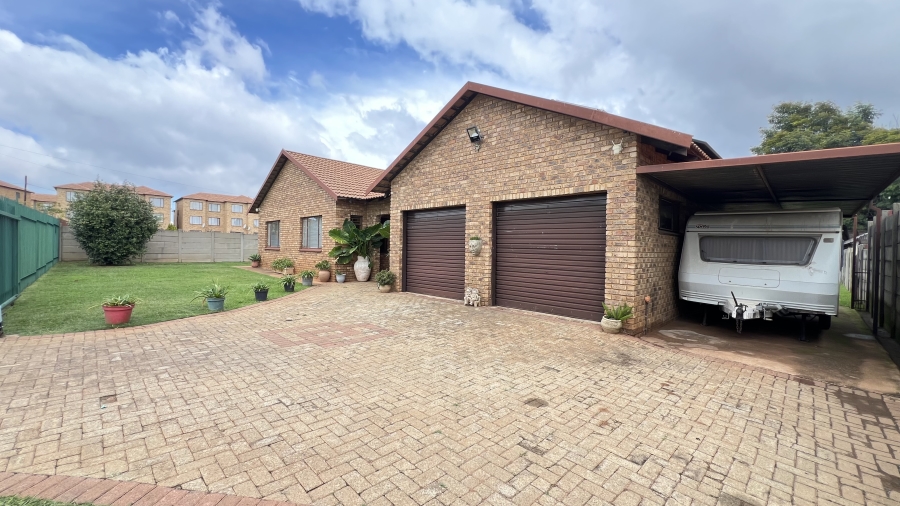 4 Bedroom Property for Sale in Greenhills Gauteng