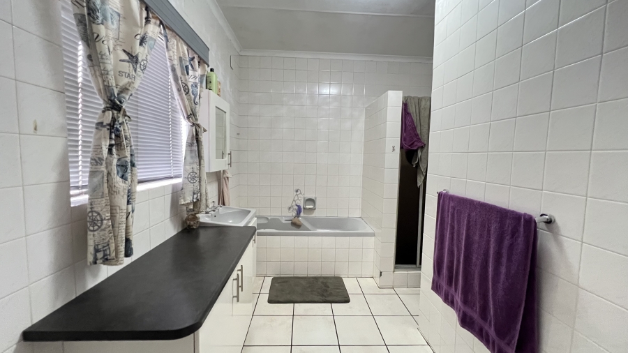 4 Bedroom Property for Sale in Greenhills Gauteng