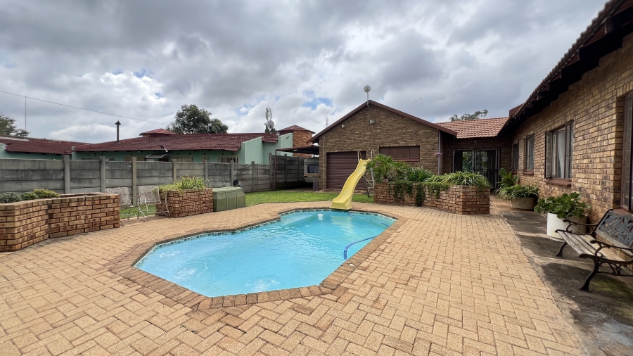 4 Bedroom Property for Sale in Greenhills Gauteng