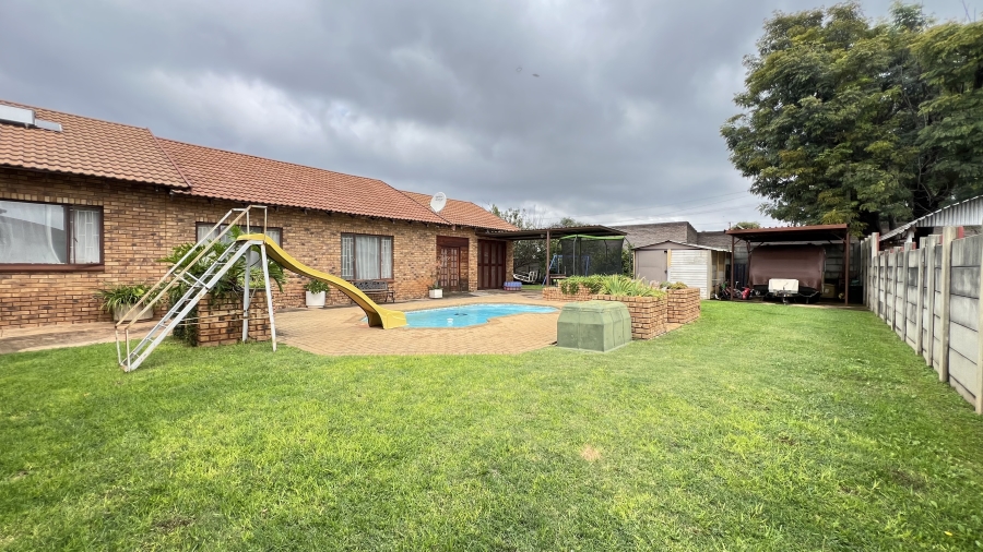 4 Bedroom Property for Sale in Greenhills Gauteng