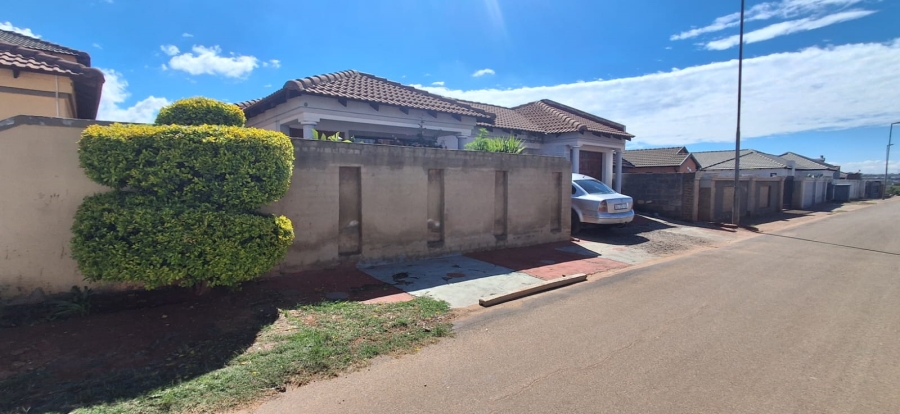 4 Bedroom Property for Sale in Protea Glen Gauteng