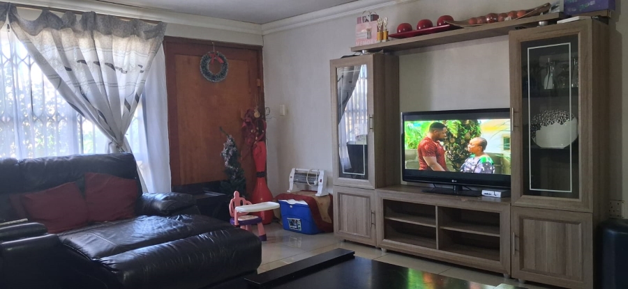4 Bedroom Property for Sale in Protea Glen Gauteng