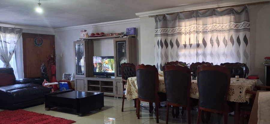 4 Bedroom Property for Sale in Protea Glen Gauteng