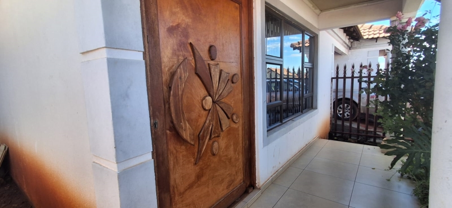 4 Bedroom Property for Sale in Protea Glen Gauteng