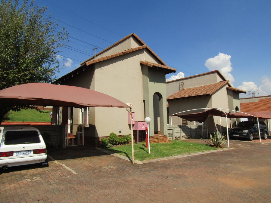 4 Bedroom Property for Sale in Mondeor Gauteng
