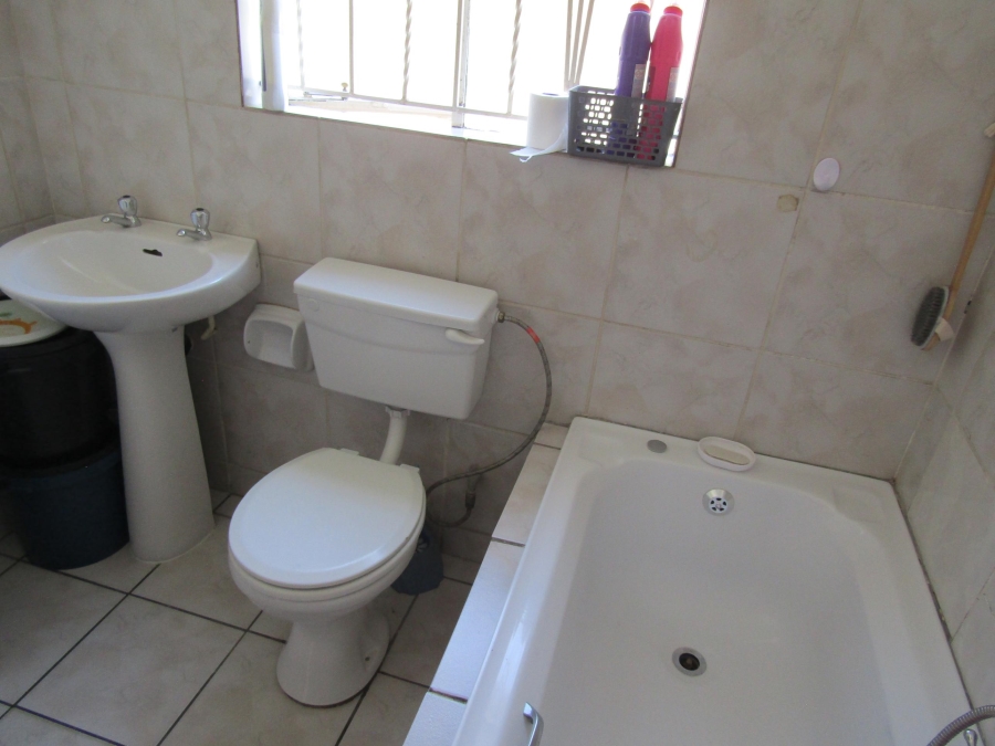 4 Bedroom Property for Sale in Mondeor Gauteng