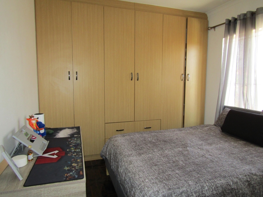 4 Bedroom Property for Sale in Mondeor Gauteng