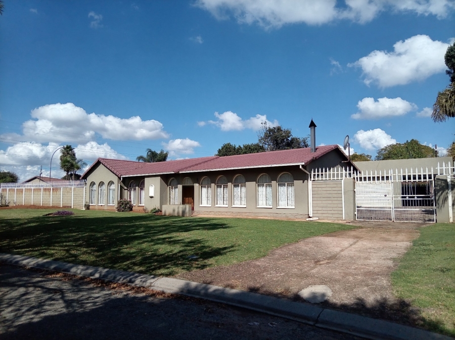 4 Bedroom Property for Sale in Crystal Park Gauteng