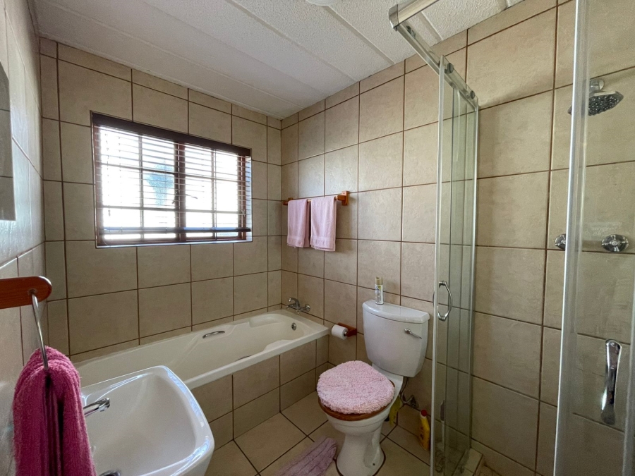 To Let 3 Bedroom Property for Rent in Barbeque Downs Gauteng
