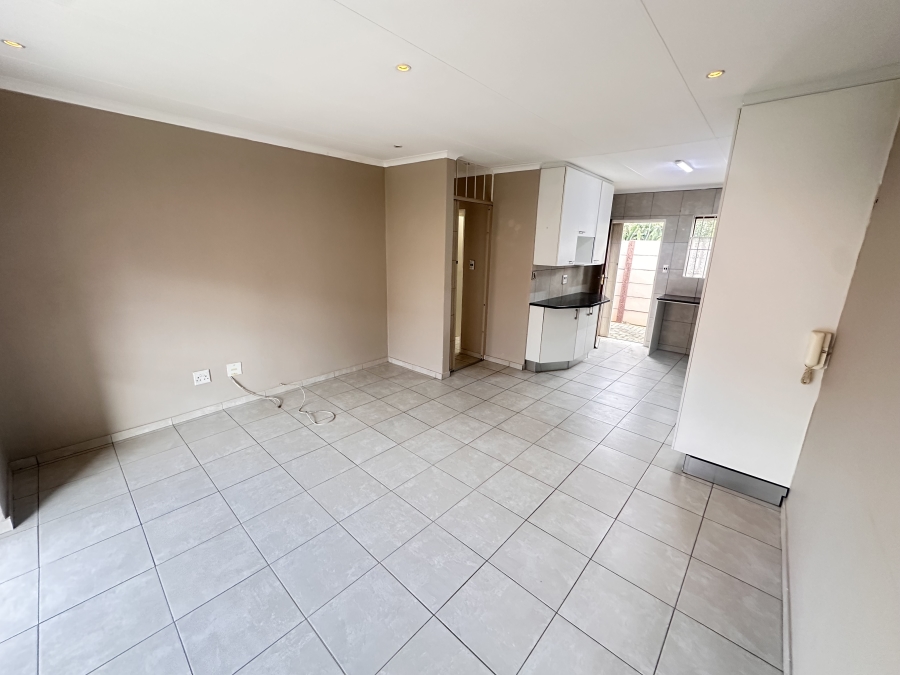 To Let 2 Bedroom Property for Rent in Little Falls Gauteng