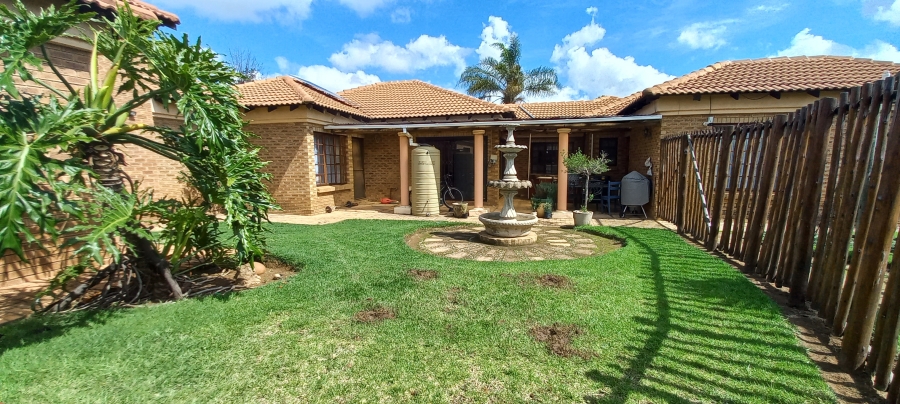 5 Bedroom Property for Sale in Fairlead Gauteng