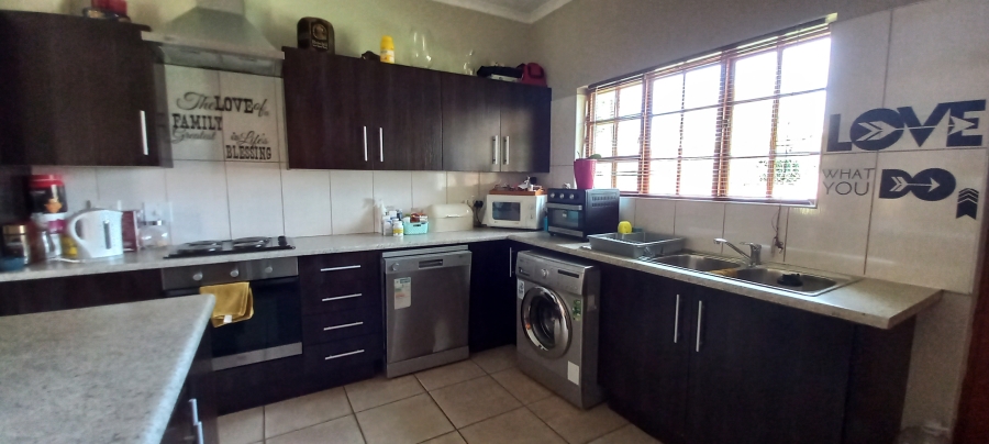 5 Bedroom Property for Sale in Fairlead Gauteng