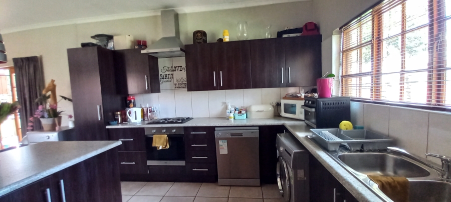 5 Bedroom Property for Sale in Fairlead Gauteng