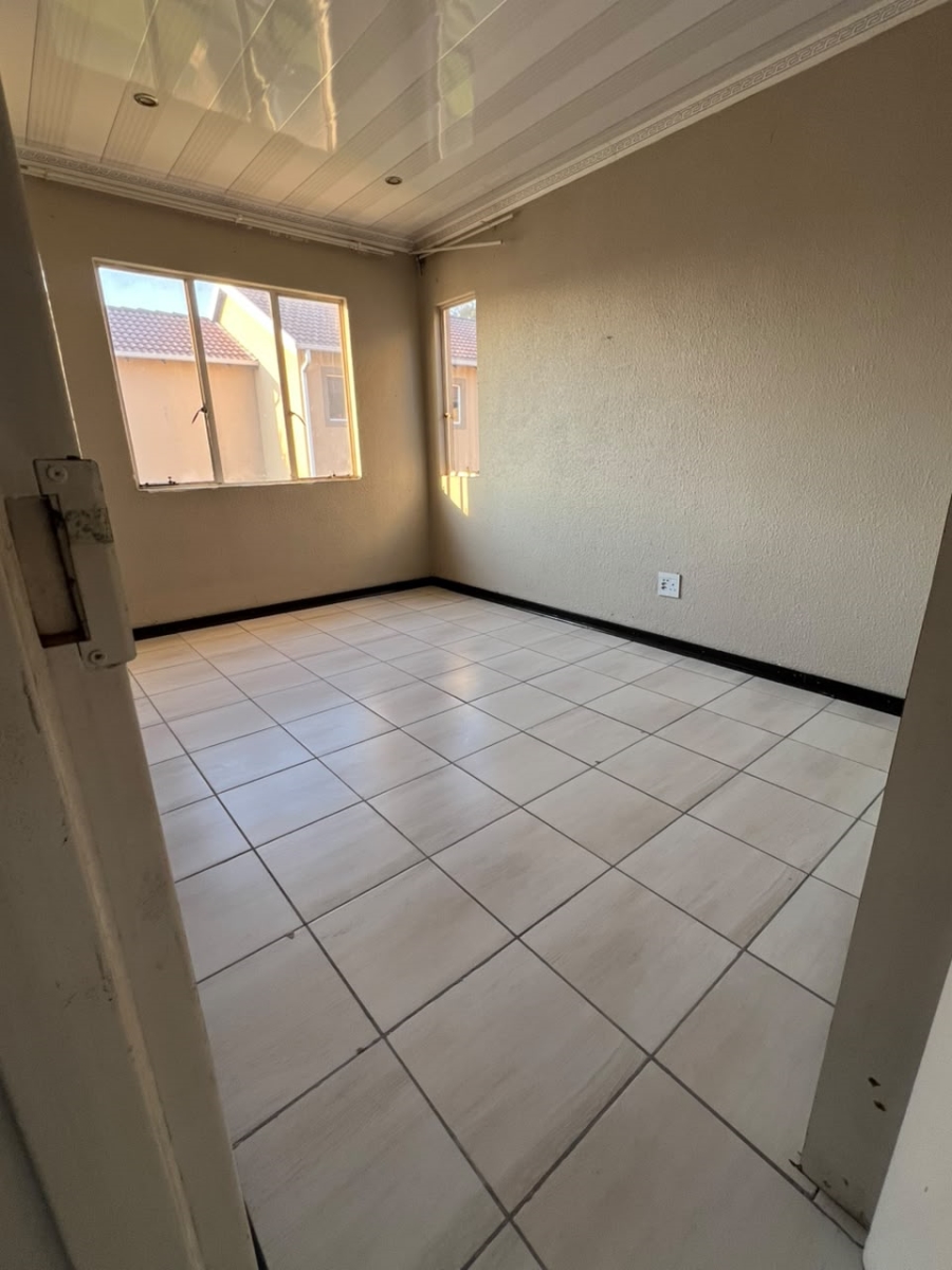 To Let 2 Bedroom Property for Rent in Ormonde Gauteng