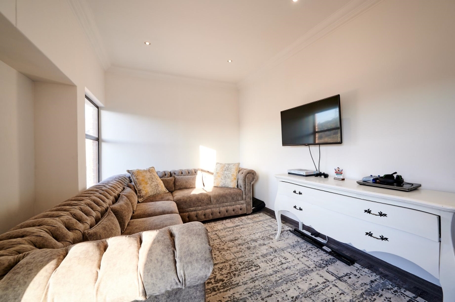 4 Bedroom Property for Sale in Waterfall Country Village Gauteng