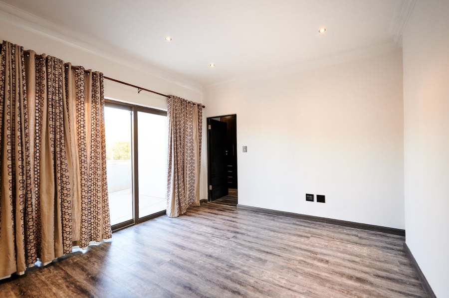 4 Bedroom Property for Sale in Waterfall Country Village Gauteng