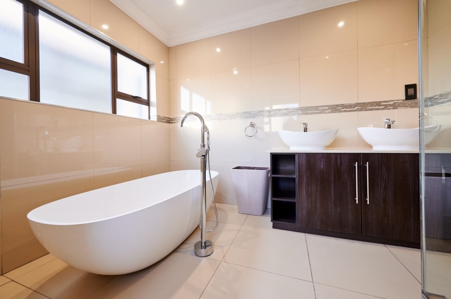 4 Bedroom Property for Sale in Waterfall Country Village Gauteng