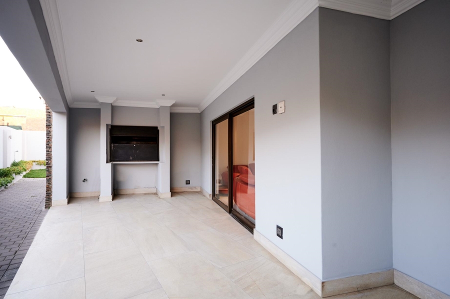 4 Bedroom Property for Sale in Waterfall Country Village Gauteng