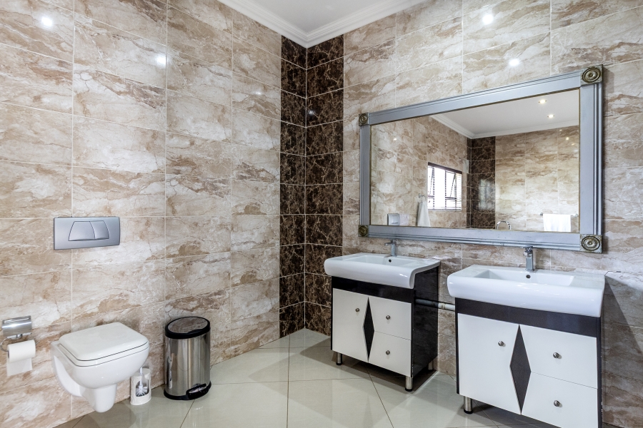 5 Bedroom Property for Sale in Willow Acres Gauteng