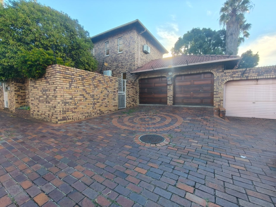 6 Bedroom Property for Sale in Marlboro Gardens Gauteng