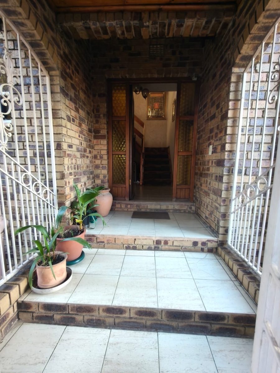 6 Bedroom Property for Sale in Marlboro Gardens Gauteng
