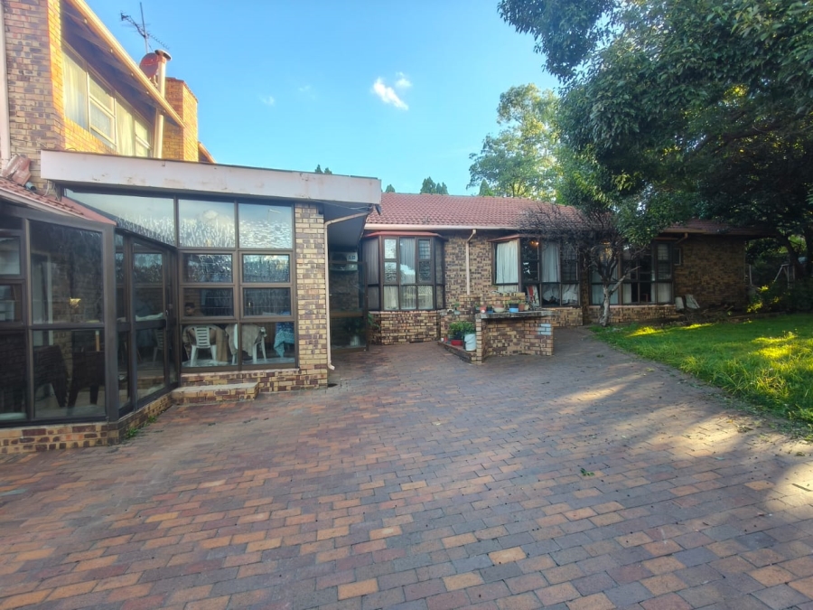 6 Bedroom Property for Sale in Marlboro Gardens Gauteng