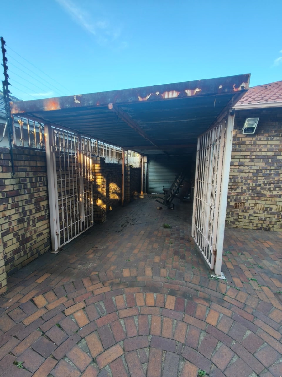 6 Bedroom Property for Sale in Marlboro Gardens Gauteng