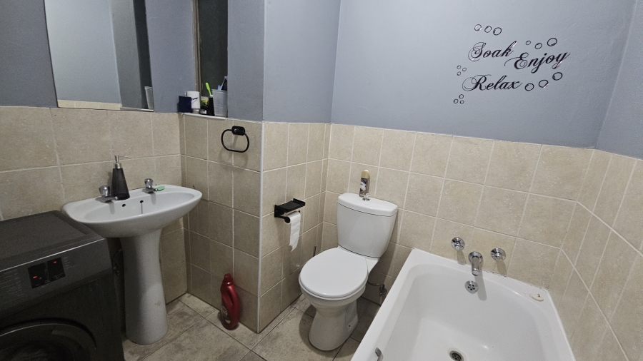 2 Bedroom Property for Sale in Grand Central Gauteng