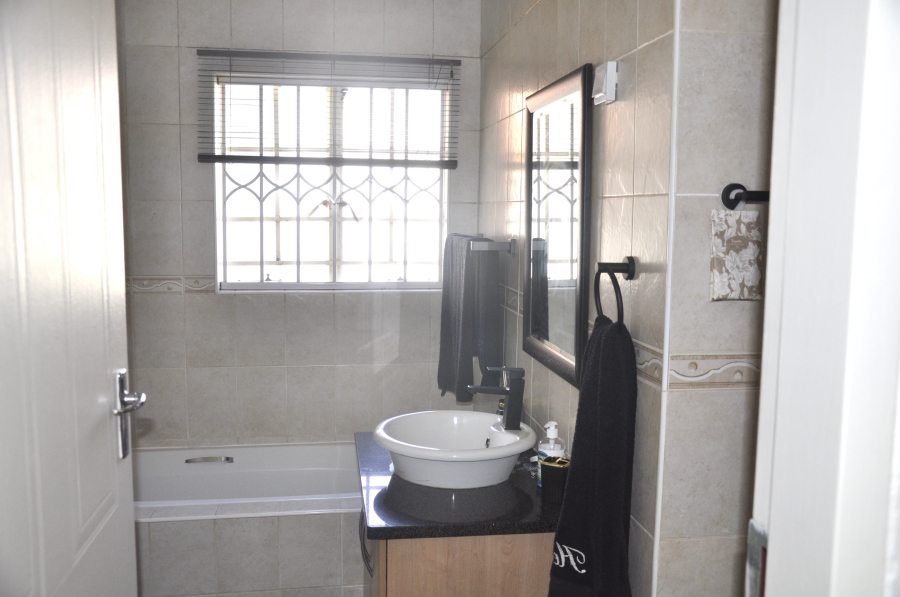 2 Bedroom Property for Sale in Erand Gardens Gauteng