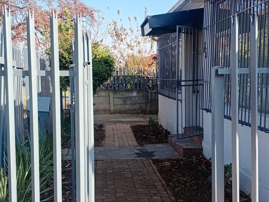 To Let 4 Bedroom Property for Rent in Lewisham Gauteng