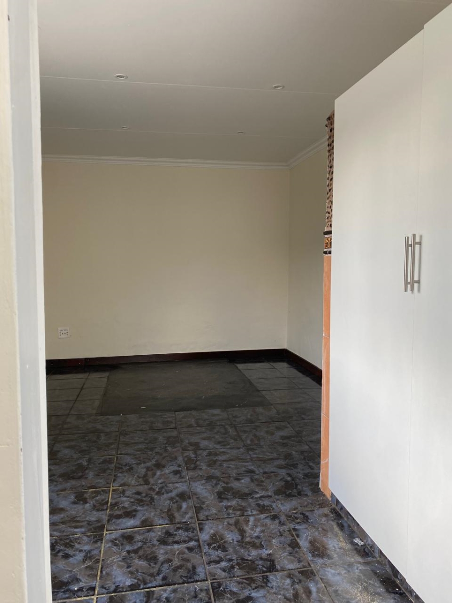 To Let 4 Bedroom Property for Rent in Lewisham Gauteng