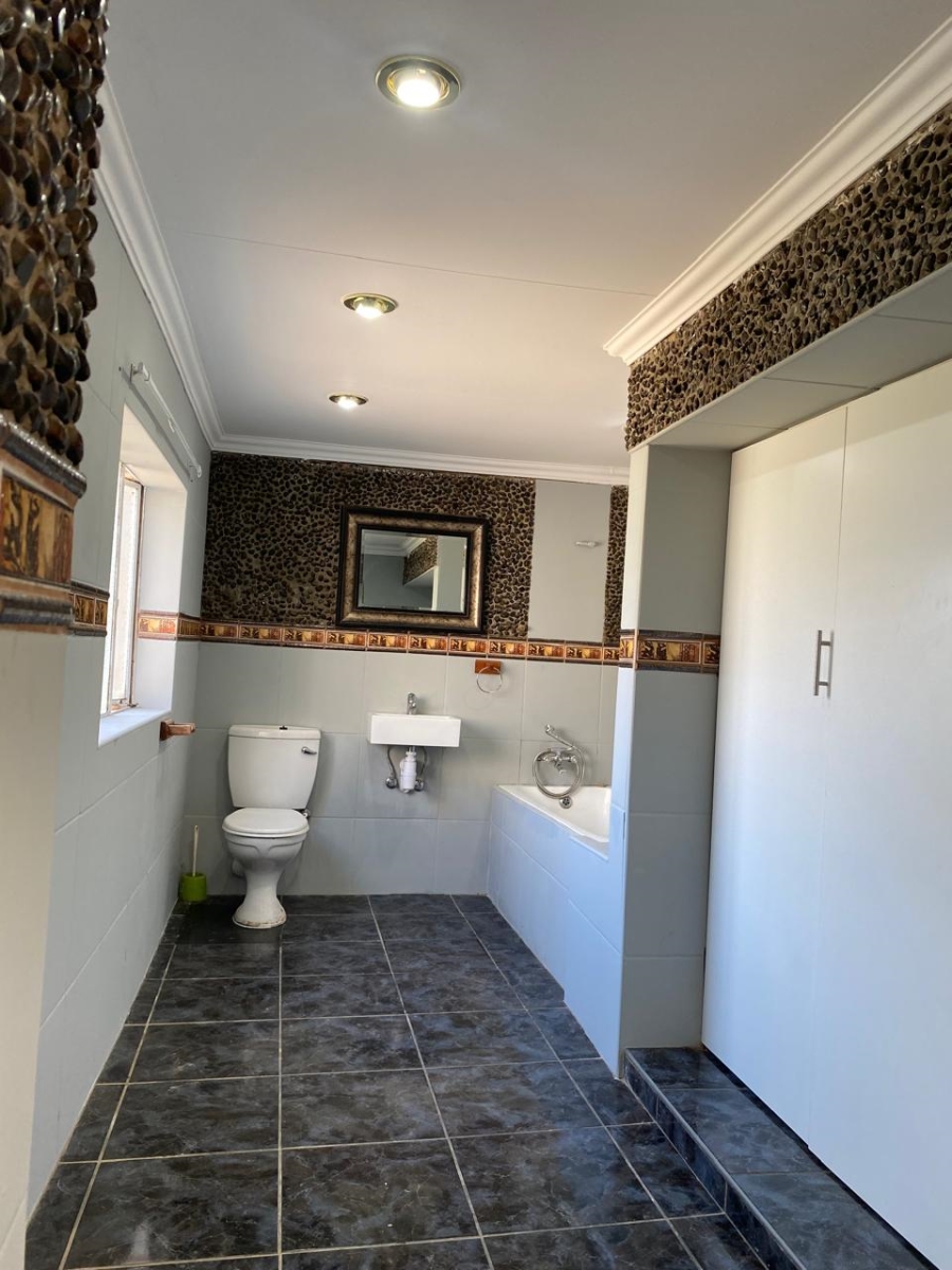 To Let 4 Bedroom Property for Rent in Lewisham Gauteng