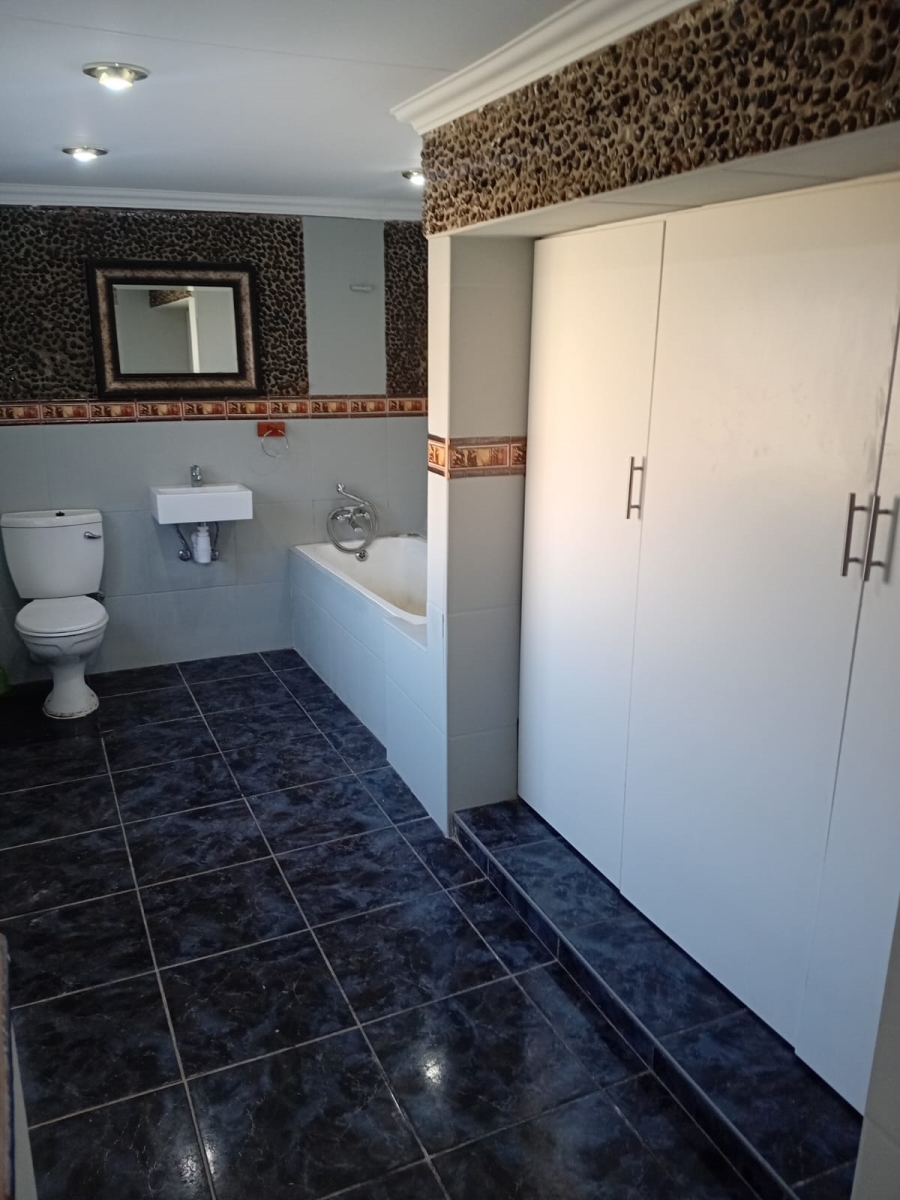 To Let 4 Bedroom Property for Rent in Lewisham Gauteng