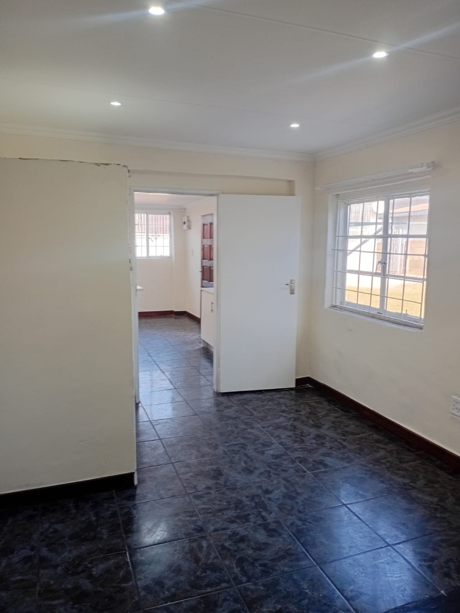 To Let 4 Bedroom Property for Rent in Lewisham Gauteng