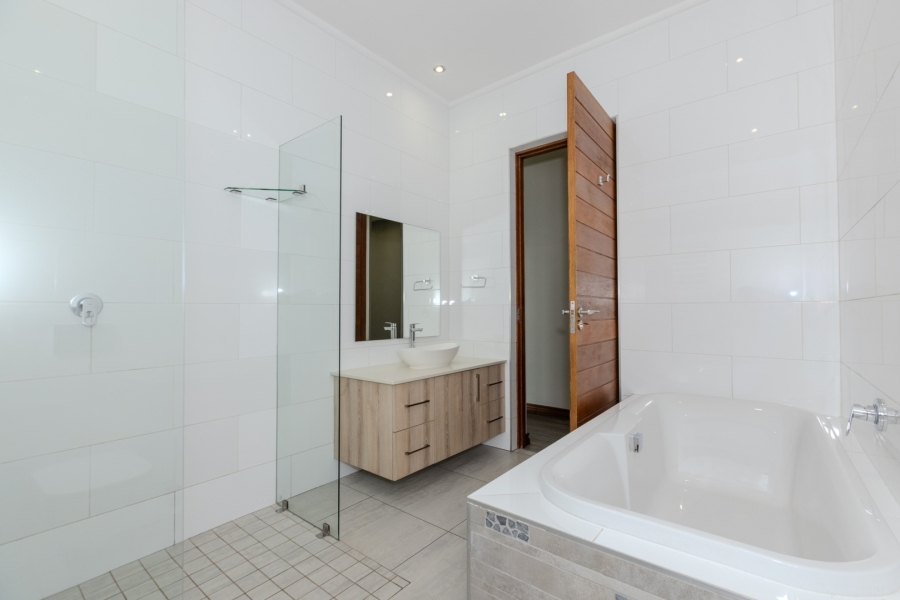 4 Bedroom Property for Sale in Helderfontein Estate Gauteng