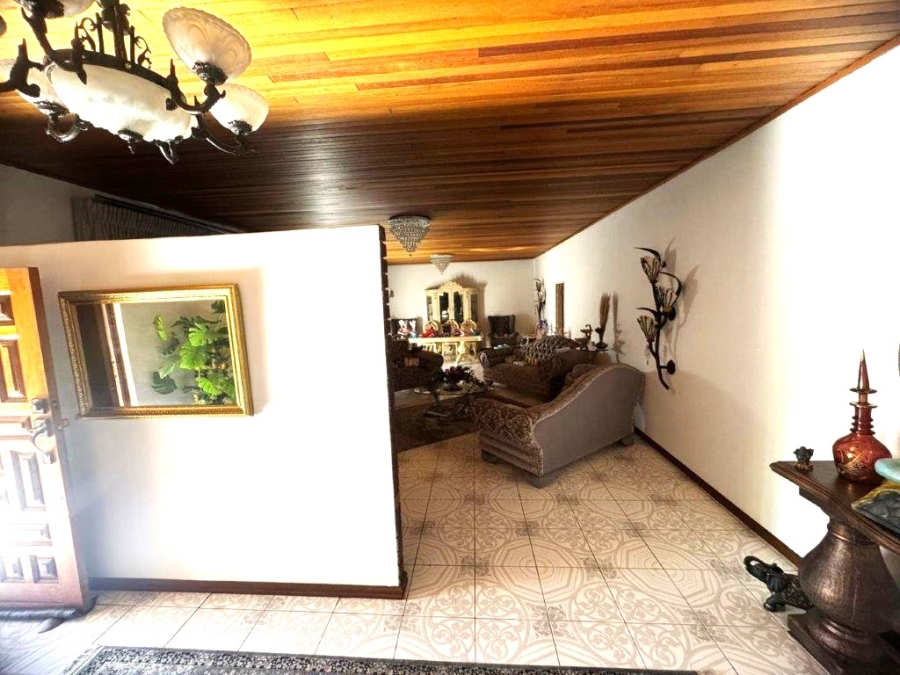 5 Bedroom Property for Sale in Mountain View Gauteng