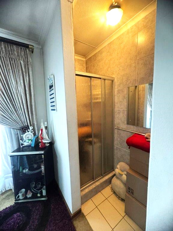 5 Bedroom Property for Sale in Mountain View Gauteng