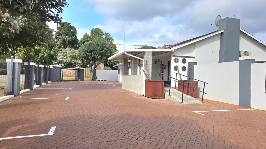 8 Bedroom Property for Sale in Clubview Gauteng