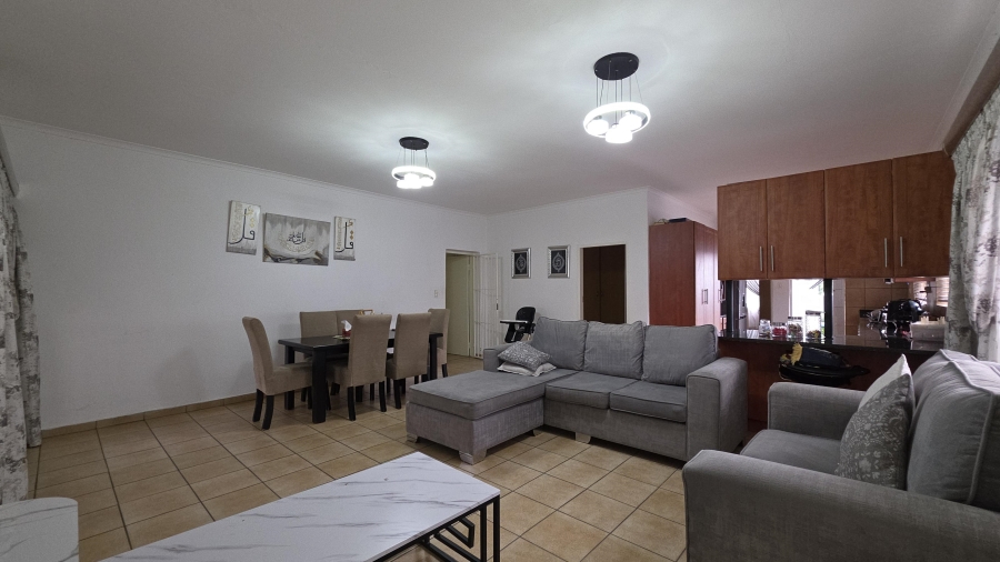 8 Bedroom Property for Sale in Clubview Gauteng